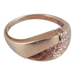 Anillo danés de oro de 8 quilates. Adornado con un diamante talla brillante.