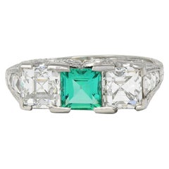 Art Deco 3,51 Karat Smaragd-Diamant-Platin-Ring mit drei Steinen, Vintage