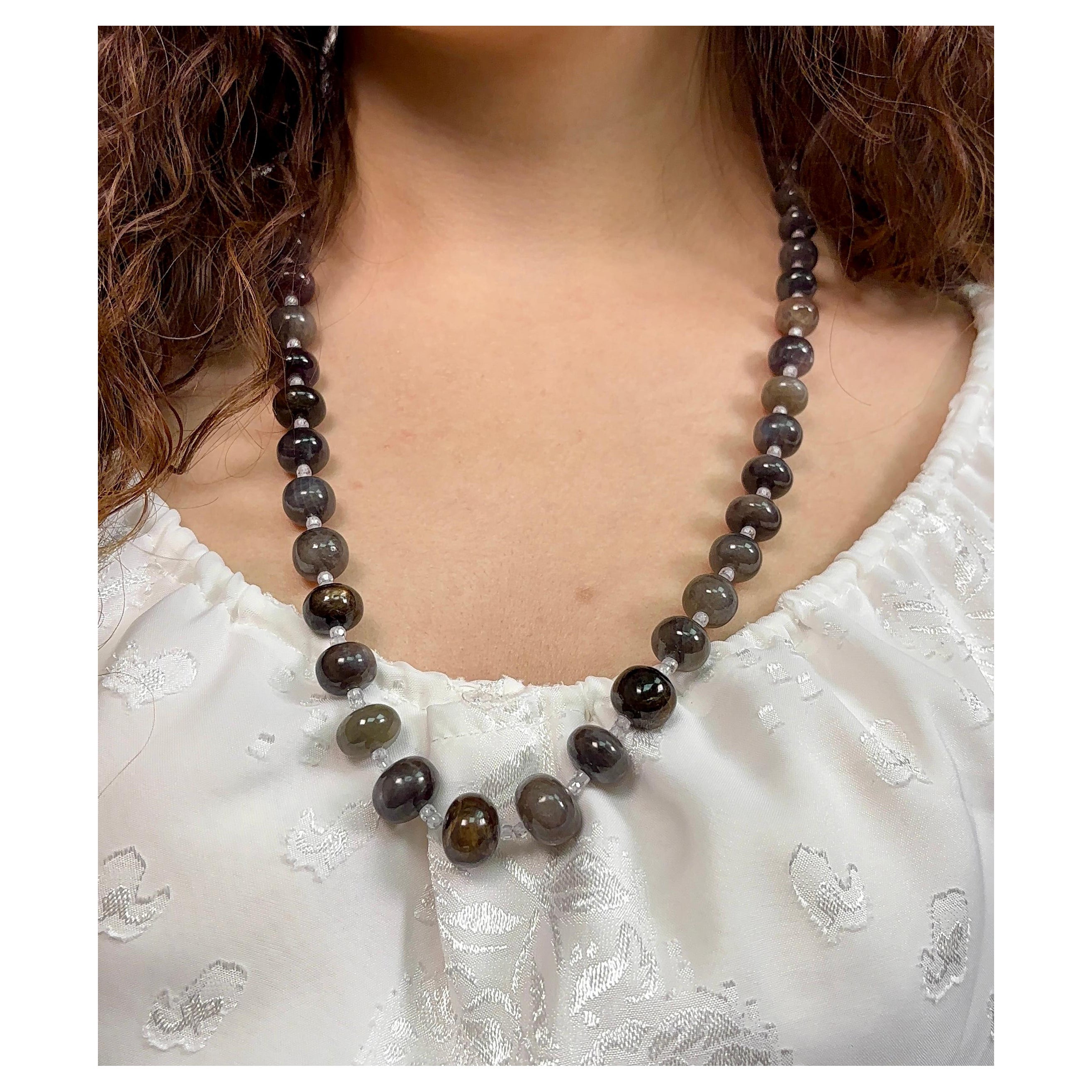 Collier perlé de saphirs gris multicolores Cts 517 en vente