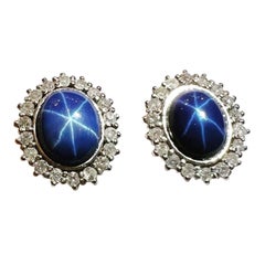 1960er Jahre, Saphir Star Cabochon und Diamanten Halo 18k Weißgold Cluster-Ohrringe