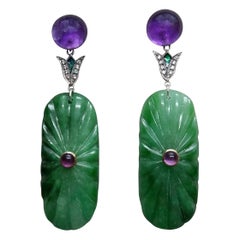 Boucles d'oreilles pendantes de style Art déco en or, diamants, émail vert et jade gravé