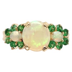 Anillo de oro amarillo de 14 quilates con ópalos australianos y granates verdes de tsavorita
