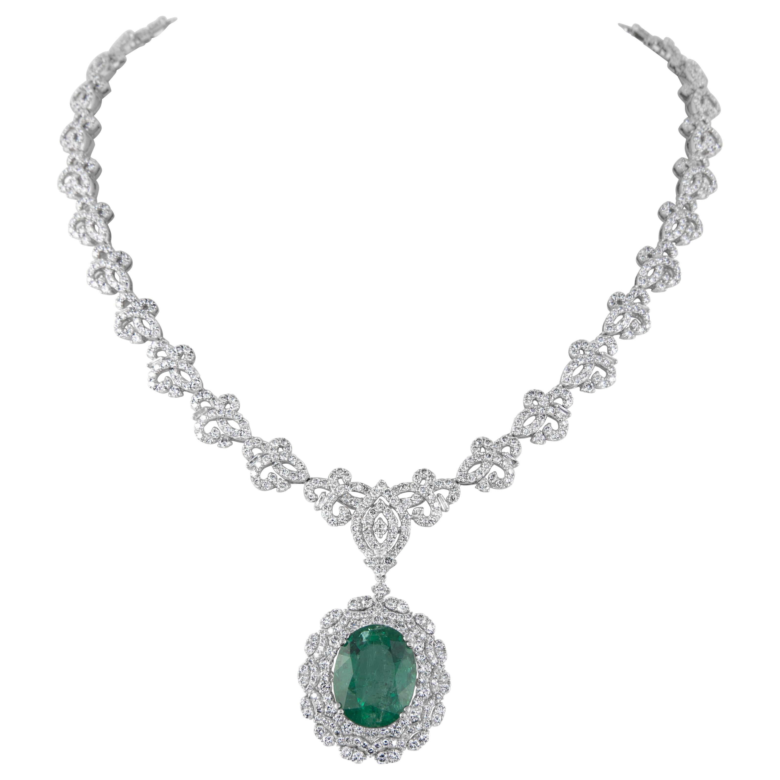 Collana Grande con smeraldo ovale e diamanti 30,60ct in oro bianco 18k in vendita