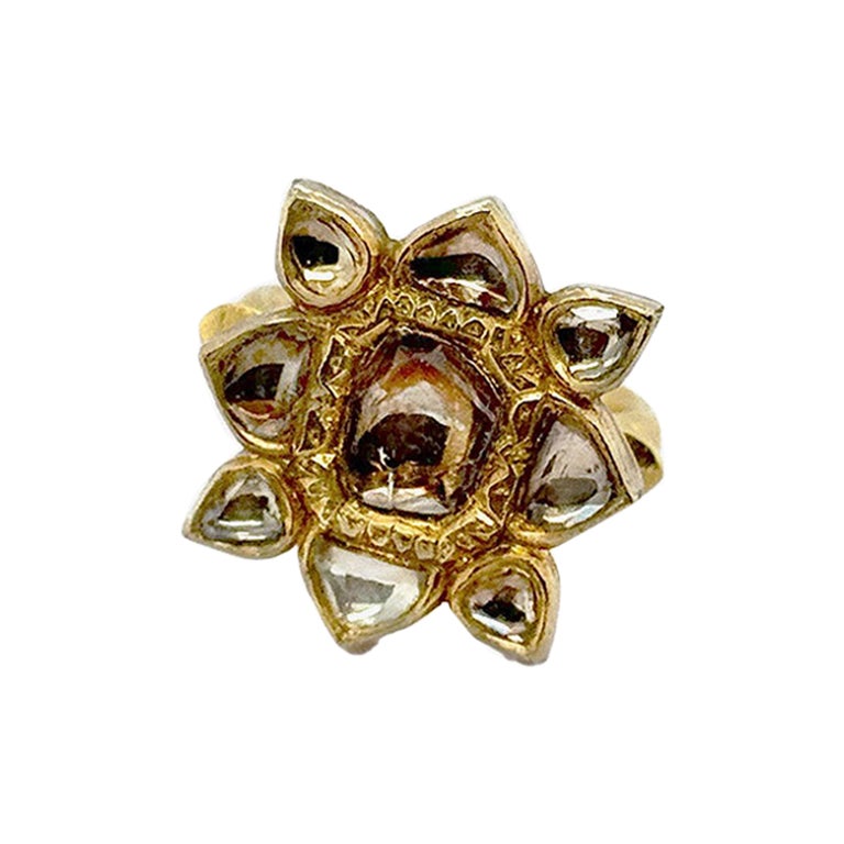 18K Yellow Gold Vintage Ring
8 Flower Petals, Shaped With 18K Gold
Diamond: 1.15 CT Weight each
Flower Size: 2mm x 1.9mm