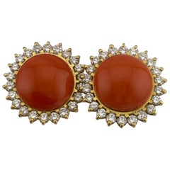 Orecchini Omega Back in oro giallo 14k con corallo e diamanti