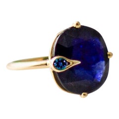 Bague paon en or jaune dix-huit carats avec saphir bleu foncé de deux carats