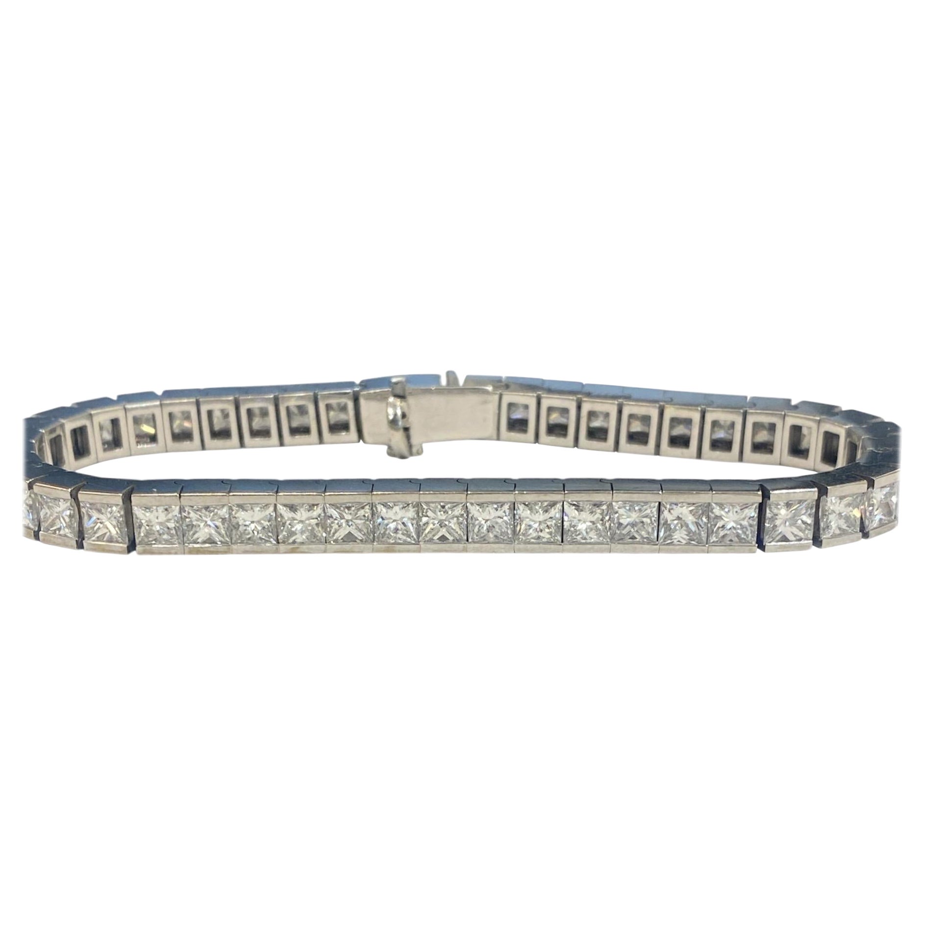 18K White Gold Tennis Bracelet with 14.90 Carats of F/VS1 Diamonds For Sale