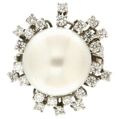 Anillo de cóctel artesanal de perlas australianas y diamantes en oro blanco de 18 quilates