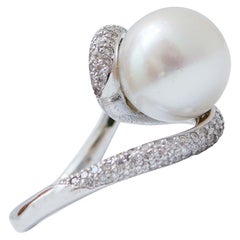 Anello con perle dei mari del sud, diamanti e oro bianco 14 carati.
