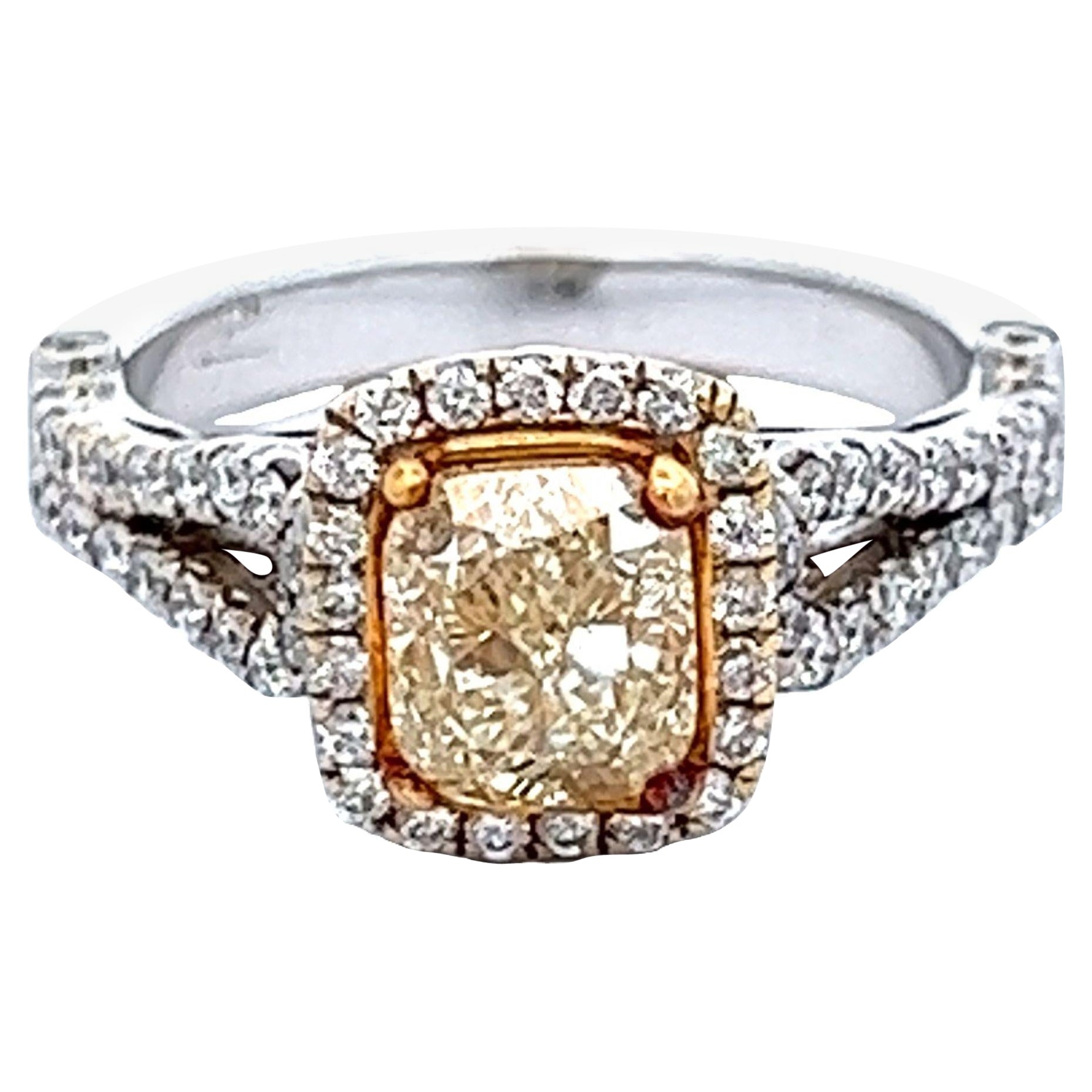 Alexander Beverly Hills Anillo con halo de diamantes de fantasía amarillo claro de 1,82 ct 18k
