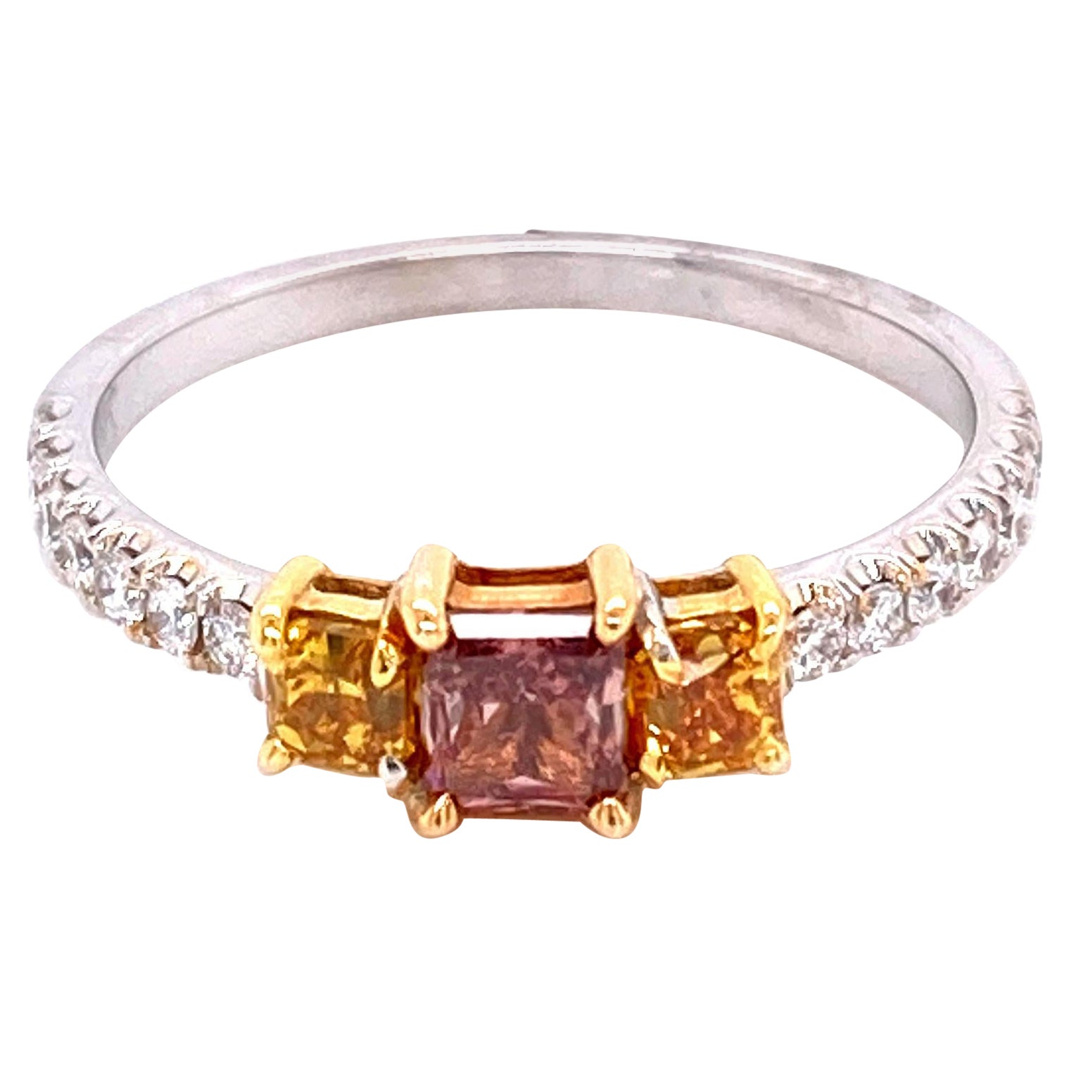 Alexander Beverly Hills GIA 0,79ctt Anello con tre pietre di diamante rosa e giallo 18k in vendita