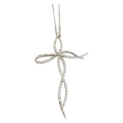 Collier pendentif croix de crocodile avec diamants en or blanc 18 carats et détails de queue de crocodile