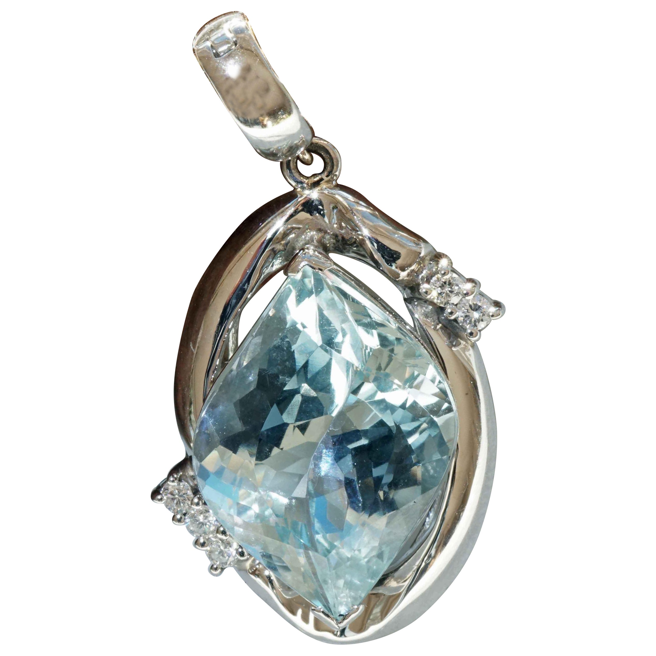 Fancy Shape Aquamarin Brilliant Pendant 7.8 ct Platinum 0.35 ct beautiful Color