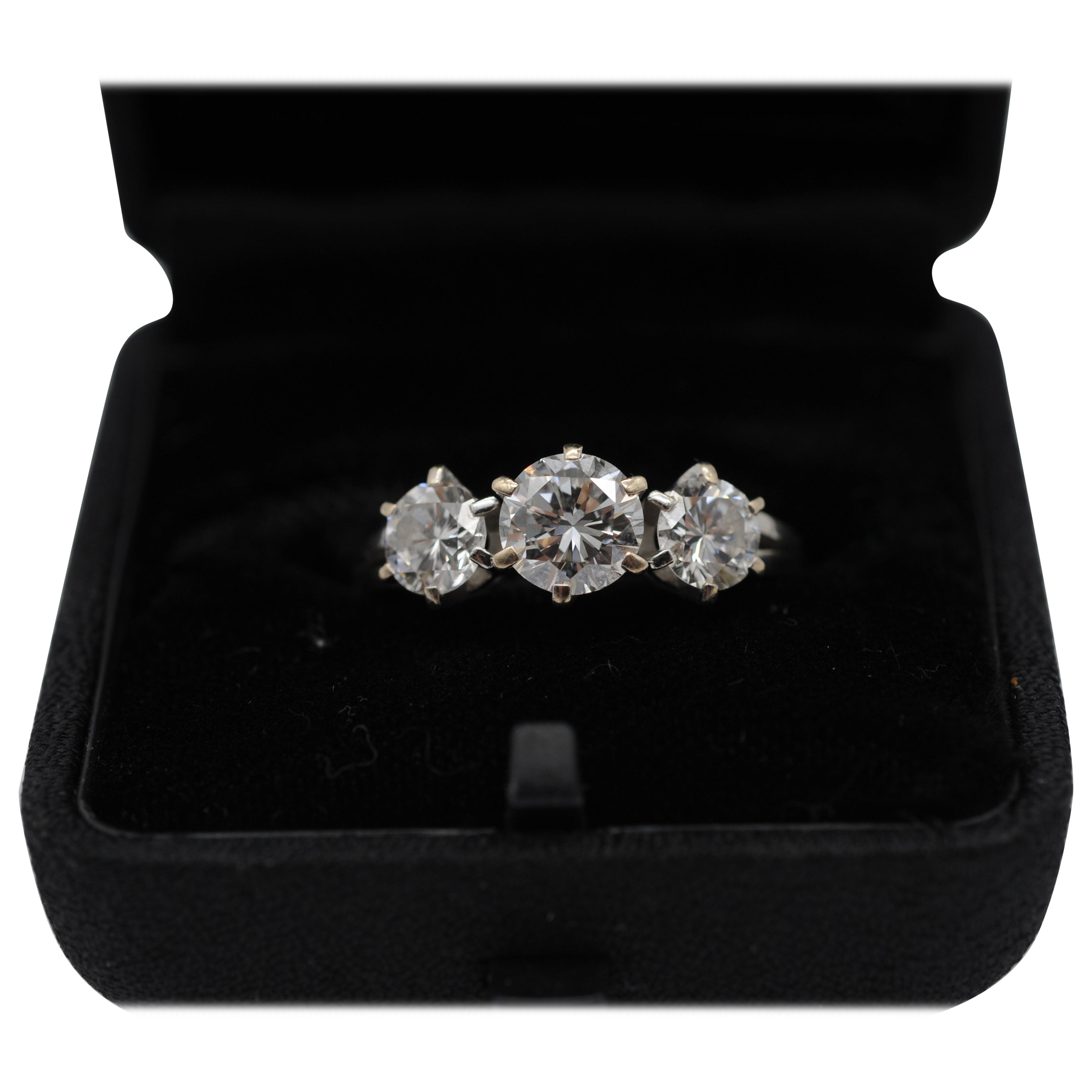 Questo bellissimo anello in oro bianco 18 carati è un capolavoro senza tempo, progettato per affascinare e incantare con la sua brillantezza ed eleganza mozzafiato. Il gioiello sfoggia un trio di squisiti diamanti rotondi a taglio brillante, scelti