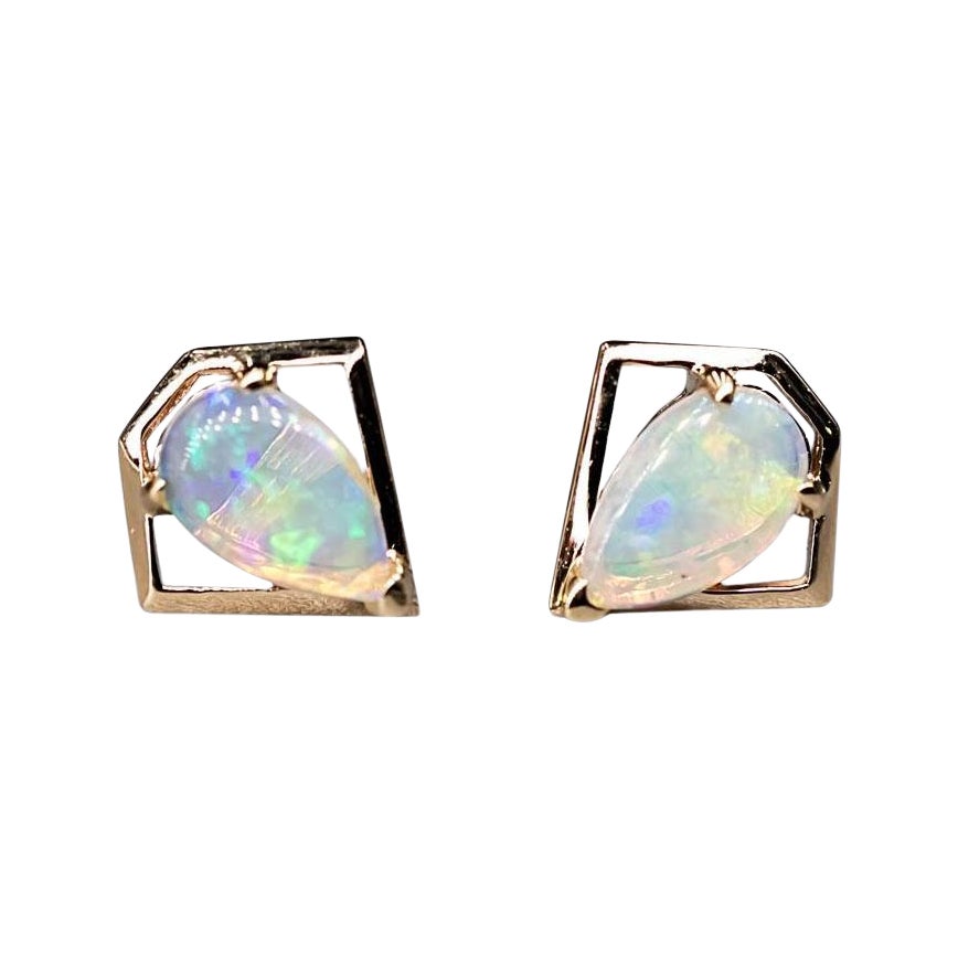 Boucles d'oreilles géométriques en or jaune 14k avec opale australienne en forme de diamant
