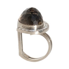 Anello in oro bianco 18 carati, quarzo fumé e diamanti del maestro svedese Rey Urban