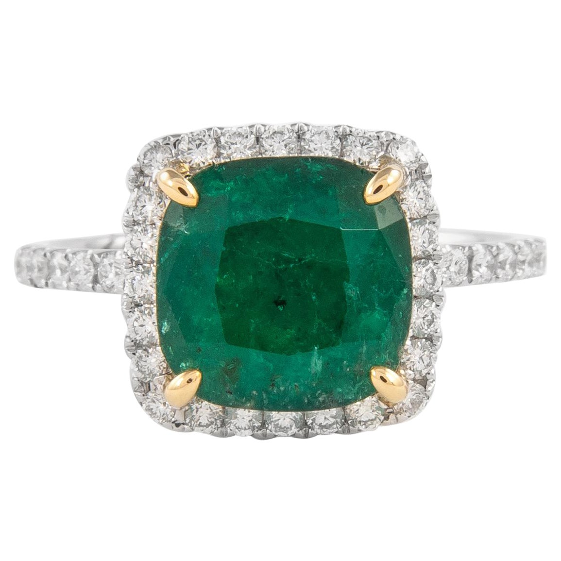GIA Esmeralda en cojín de 3,11 quilates y halo de diamantes Anillo de oro de 18 quilates
