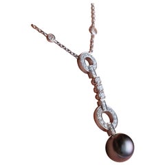 Un collar de perlas negras y diamantes, de Cartier