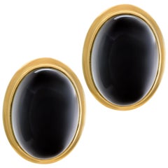 Ohrringe aus 14 Karat Gelbgold mit ovalem Cabochon-Onyx