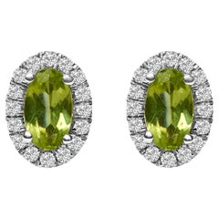 10K Weißgold 5x3 MM Oval Grüner Peridot und Diamant Halo-Ohrstecker