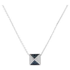 Collana con ciondolo a piramide in oro bianco 14K con diamante blu da 1/4 di carato e finitura opaca