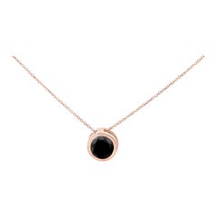 Collana con ciondolo solitario con diamante rotondo nero incastonato in oro rosa 14K da 7,0 Cttw