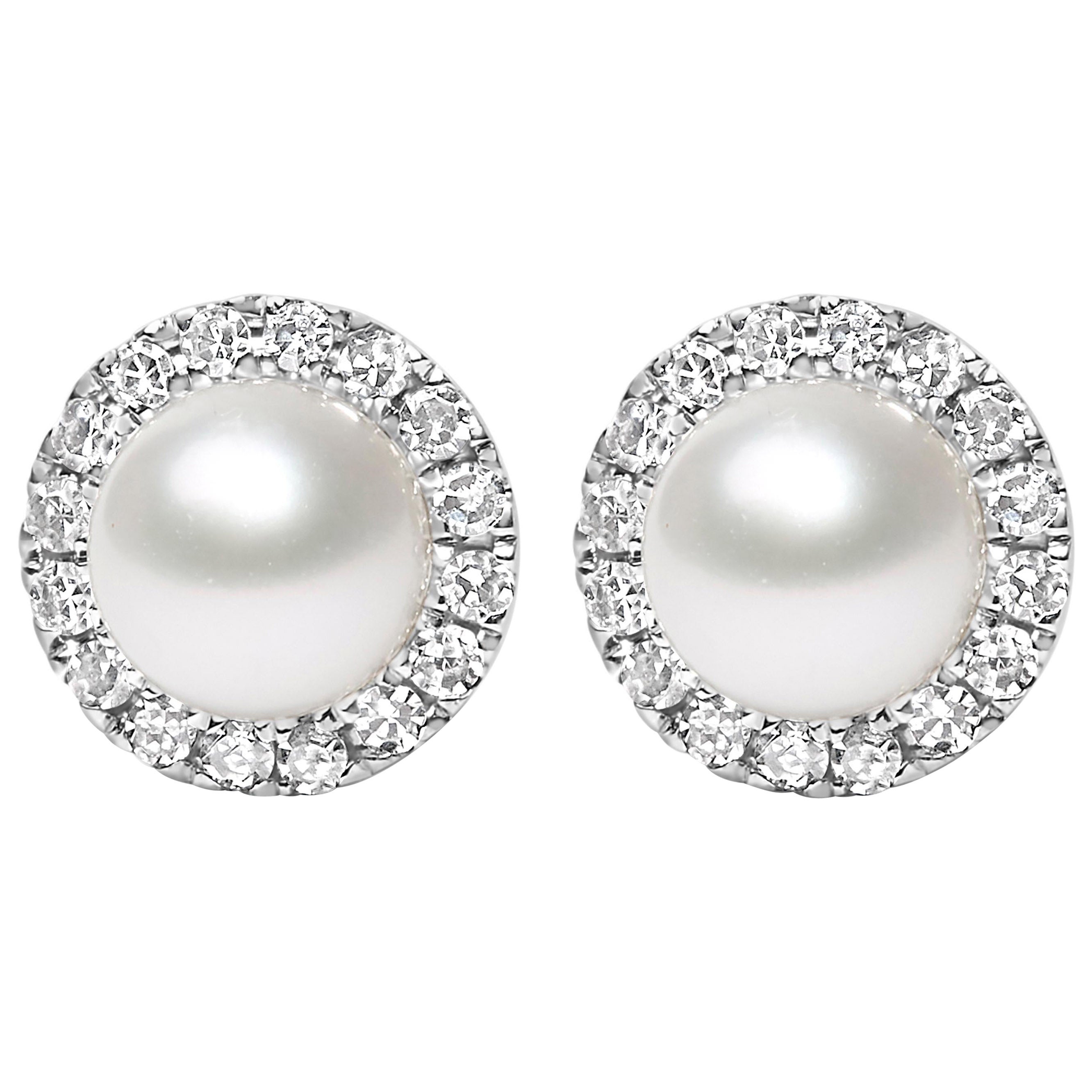 Pendiente de oro blanco de 10 quilates con perla cultivada de agua dulce de 4,5 mm y halo de diamantes de 1/7 ct