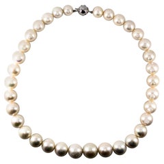 Collier de perles orientales en or blanc avec diamant taille brillant de 0,20 carat