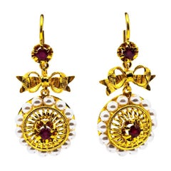 Boucles d'oreilles en goutte de style Art déco en or jaune avec micro-perles de 0.70 carat et rubis