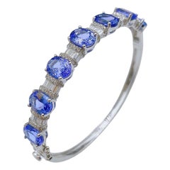Impresionante brazalete de oro de 18 quilates con 9,50 quilates de tanzanita y diamantes de fantasía