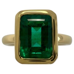 Anillo solitario de oro amarillo de 18 quilates con bisel rubover y esmeralda octogonal verde profunda de 2,51 ct