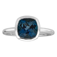 Anillo de oro blanco de 14 quilates con topacio azul de Londres talla cojín