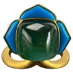 Certified 18K Gold Matt Finish Cocktail Ring With 9 Carat Emerald