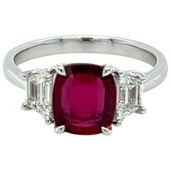 GIA Certified NO HEAT Ruby & Diamond Three Stone Ring in Platinum (Bague à trois pierres, rubis et diamants, certifiée par le GIA)