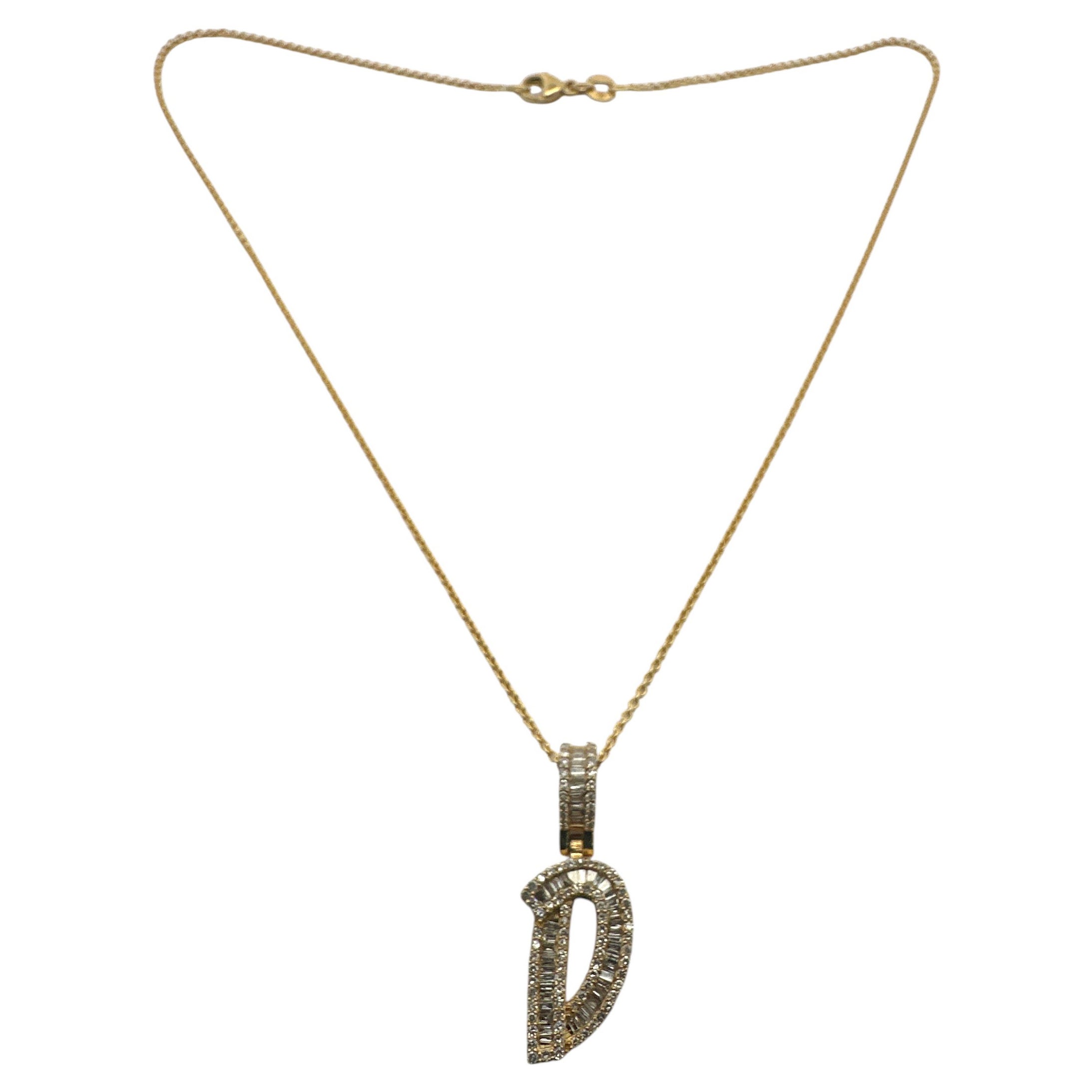 Collier pendentif initial « D » en or jaune 14 carats avec diamants baguettes et ronds en vente