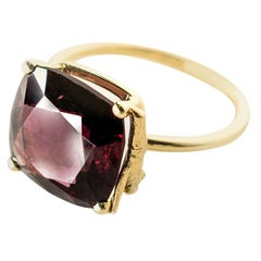 Anello Tea Contemporary in oro giallo con granato rosso naturale