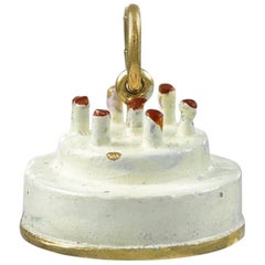 Breloque gâteau de anniversaire en or et émail