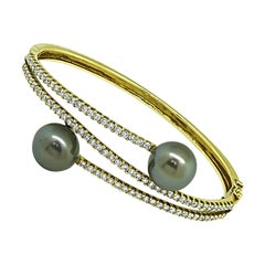 Brazalete de oro con perla y diamante de 2,50 ct