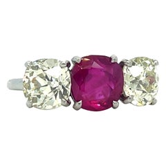 Anello con rubino birmano e diamanti Cartier Estate