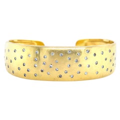 Brazalete moderno de oro con diamantes naturales de 1,10 quilates firmado por Raoul Sosa