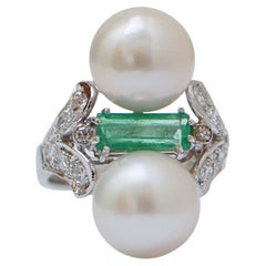 Bague en platine, émeraude, diamants, perles