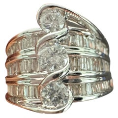 Anello contemporaneo a tre pietre in oro 14kt con baguette da 1,50ct.