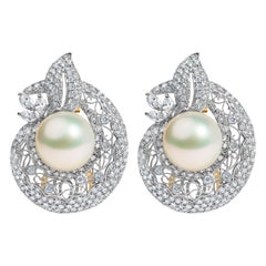 Orecchini a cerchio in oro bianco e giallo 18 carati con diamanti e perle coltivate da 1,5 ct.