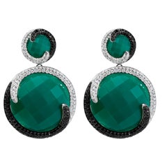 Orecchino con medaglione in oro bianco 14K con 2,0ct di diamanti bianchi e neri e agata verde