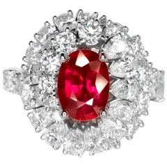 Anello da cocktail con rubino ovale e pera e taglio brillante rotondo certificato GIA No Heat