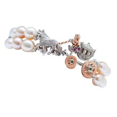 Bracciale multicolore con perle, rubini, smeraldi e diamanti, in oro e argento, a forma di carrozza