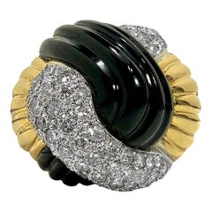 Großer Ring aus 18 Karat Gelbgold, geriffeltem schwarzem Onyx und Diamanten im Knotenstil