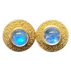 Steven Battelle, boucles d'oreilles en or 22 carats avec pierre de lune arc-en-ciel 1,0 carat