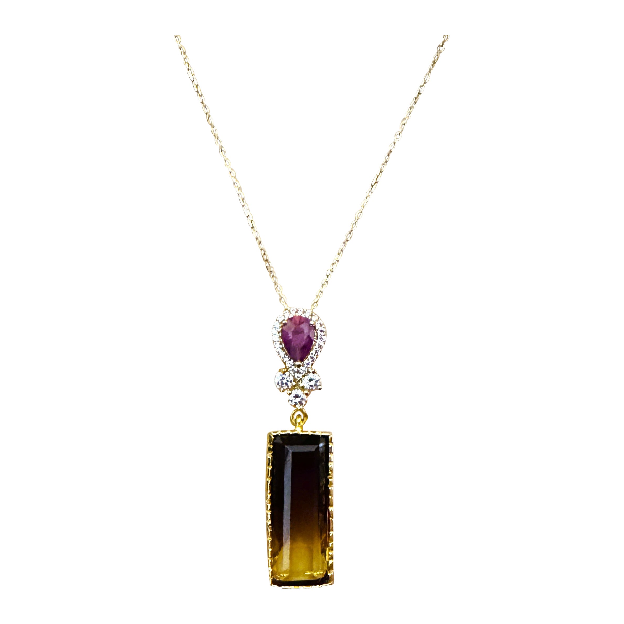 Ce pendentif est tout simplement magnifique !  La pierre provient du Brésil et est tout simplement exquise.   C'est une pierre de très haute qualité.   Il s'agit d'une coupe baguette de 13 carats.   La pierre principale mesure 24 x 9 x 5 mm et est