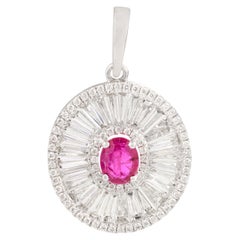 Colgante minimalista con halo de diamantes y rubíes auténticos en oro blanco de 18 quilates